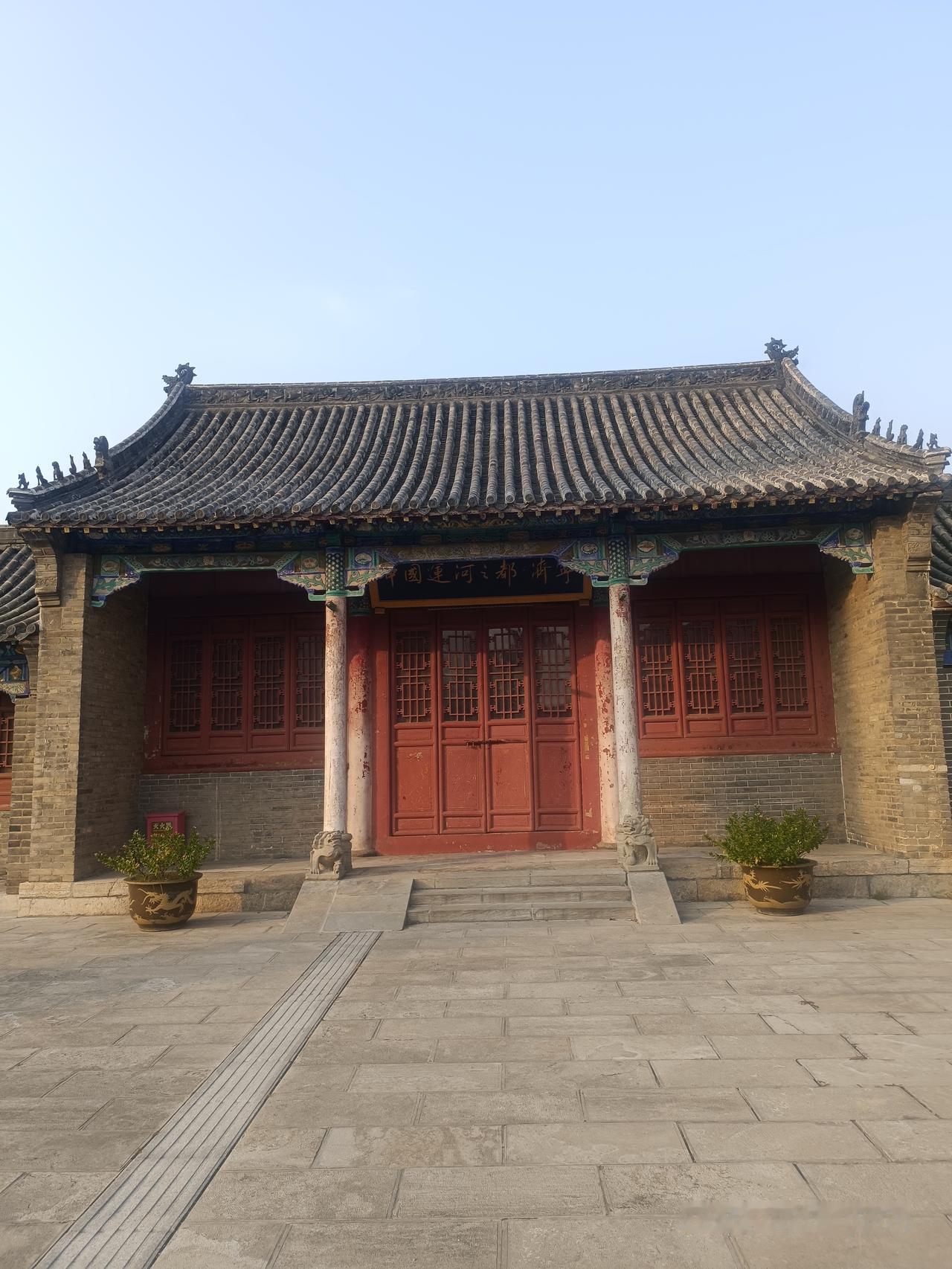 清代皇室的姓是“爱新觉罗”，其中“爱新”是“金”的意思，“觉罗”则代表“族”。清