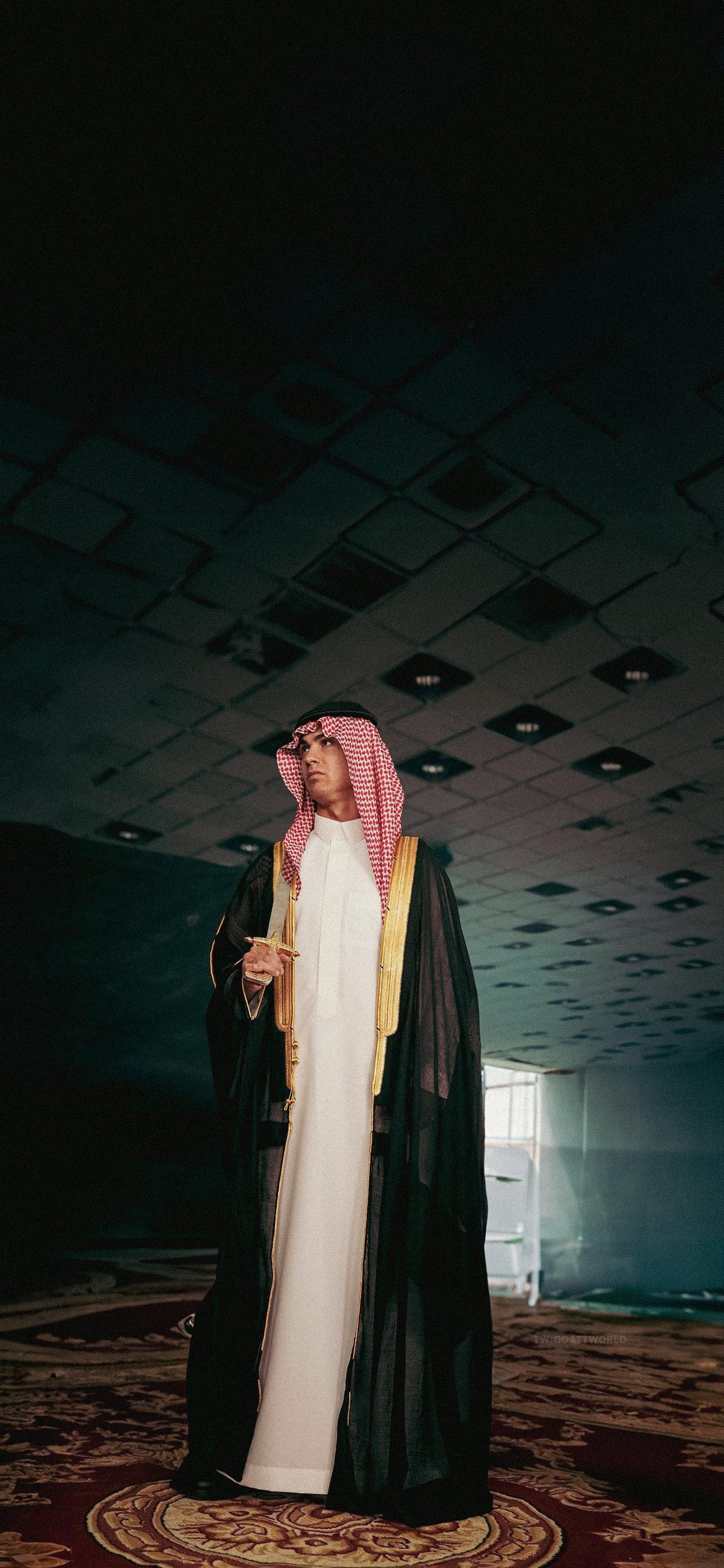 梅西和C罗这装扮，怪怪的！[捂脸]一个戴帽，一个捧杯，到底有什么差距呢？[笑哭]