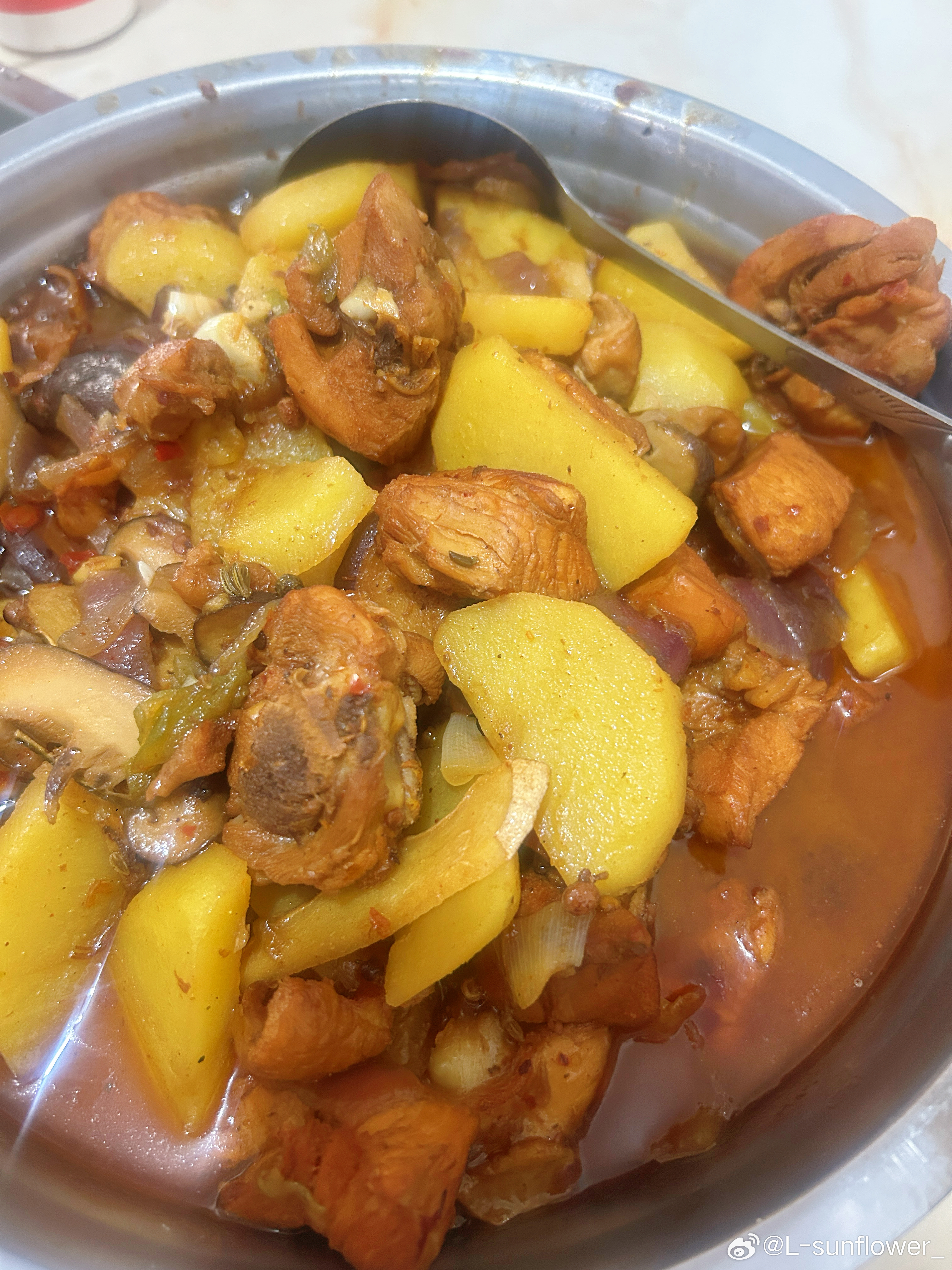 午餐土豆炖鸡块葱烧嫩豆腐阳光玫瑰 ​​​