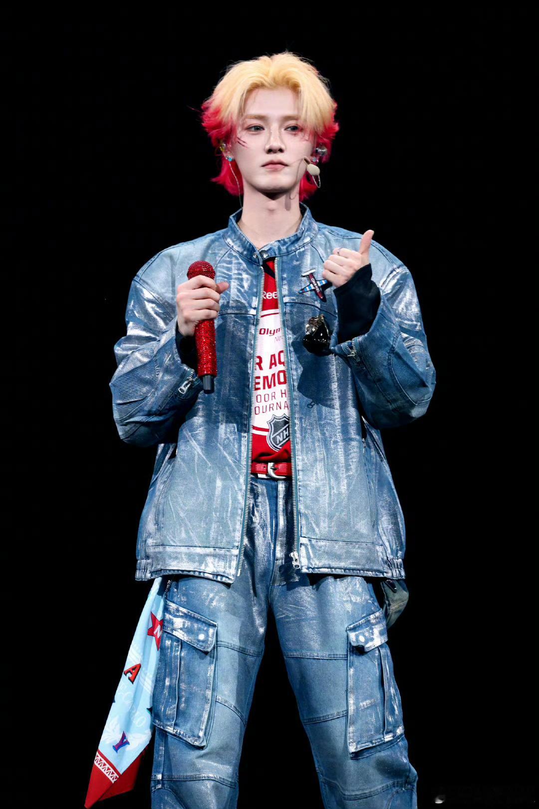 鹿晗一巡飞机胸针限时返场鹿晗戴了一巡的胸针今晚演唱会戴的是一巡的飞机胸针[泪][