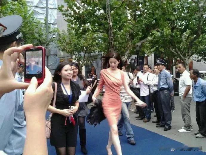 她经历了什么，从这么漂亮，变成现在这样的身材？都说她身材一直不好看，但以前的照片