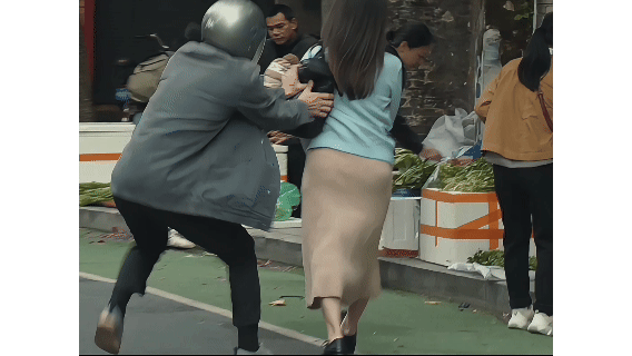 广东人爱穿人字拖的惊险过往广东街头的飞车党被拍成电影了外人眼里随性自在的人字拖，