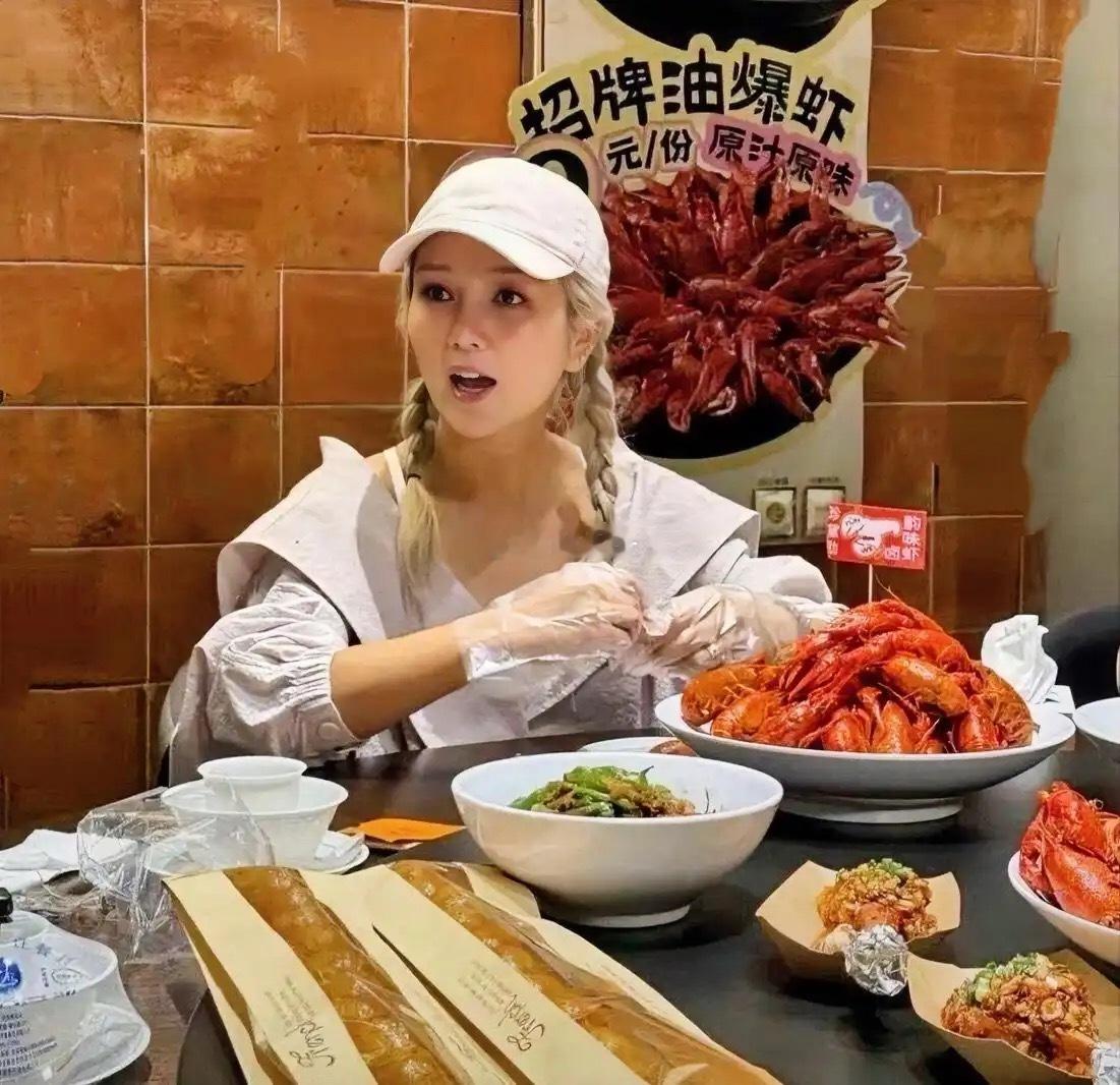 何洁吃小龙虾被拍，她变瘦了好多漂亮了 