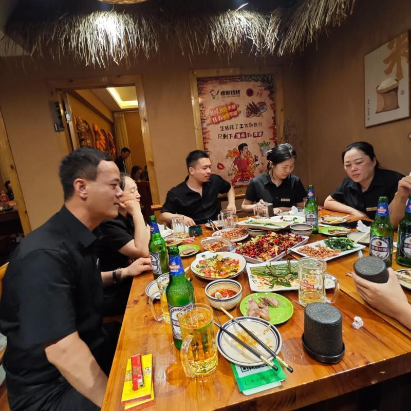 老人古语说的好，酒要少吃，事要多知，酒大伤身后悔难。
也有人说，现在办事离不开酒