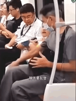 小孩哥怒吼面对全世界。