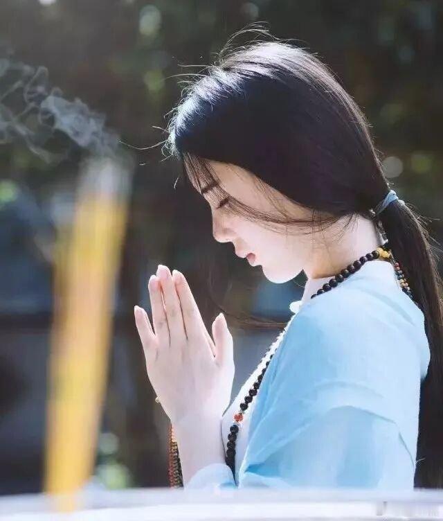 晚安晚安心语 一个人内心安静平和，不争不抢，温柔地去面对这个世界，那世界便还之以