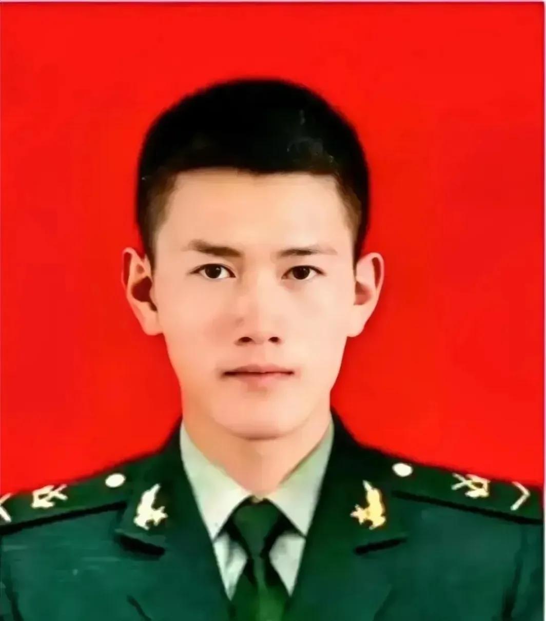 军中好男儿——特种尖兵李天澳！
他生于1999年11月，河北石家庄人。18岁入伍