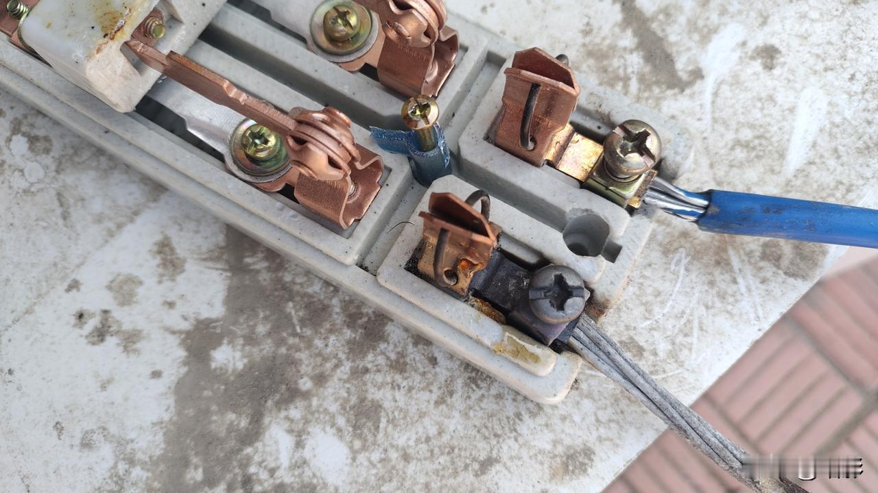 昨天晚上的时候，我正在看头条，老婆忽然从另一间房子里走出来对我说：刀闸总开关有问