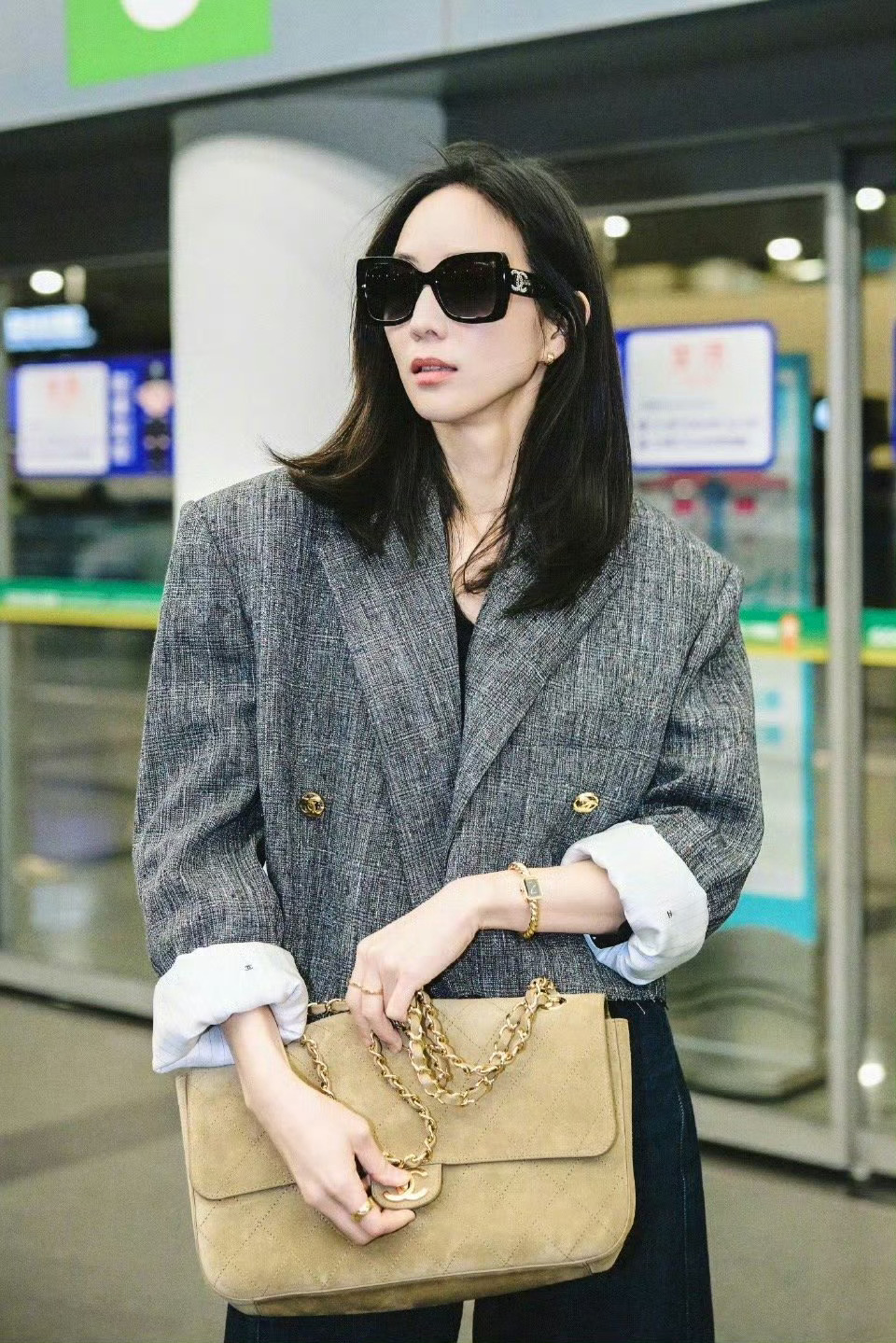 张钧甯别试探了有市场张钧甯时装周这一身真的鲨疯了😭短款西装搭配牛仔裤，随性又优