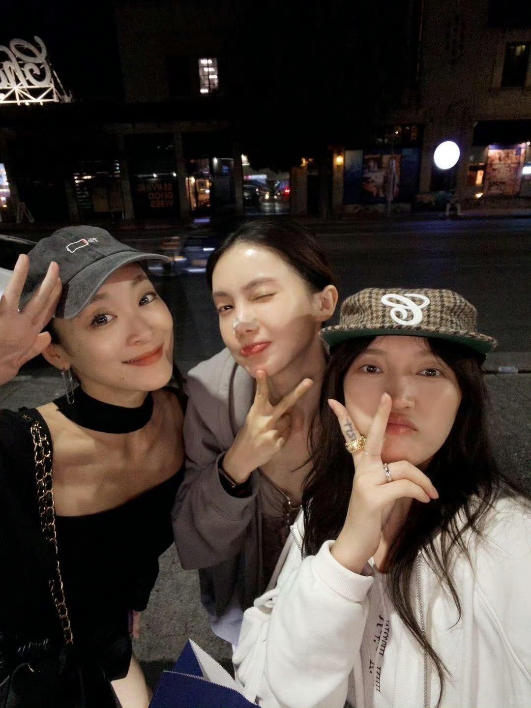 生活手记金晨孟佳美国合照？？另一个女孩叫美国？？热点解读