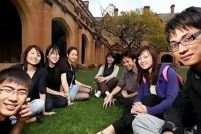 特朗普说美国教育一年为美国赚上万亿美元，他说他不打算限制中国留学生了，如果限制，