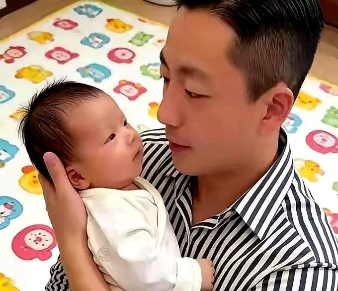 以前汪小菲晒娃恨不得打八百层码。现在他直接怼脸拍。
 
镜头里儿子睫毛根根分明，