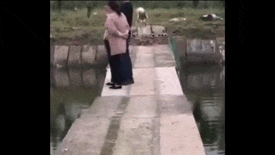 站那么靠边当心掉下去