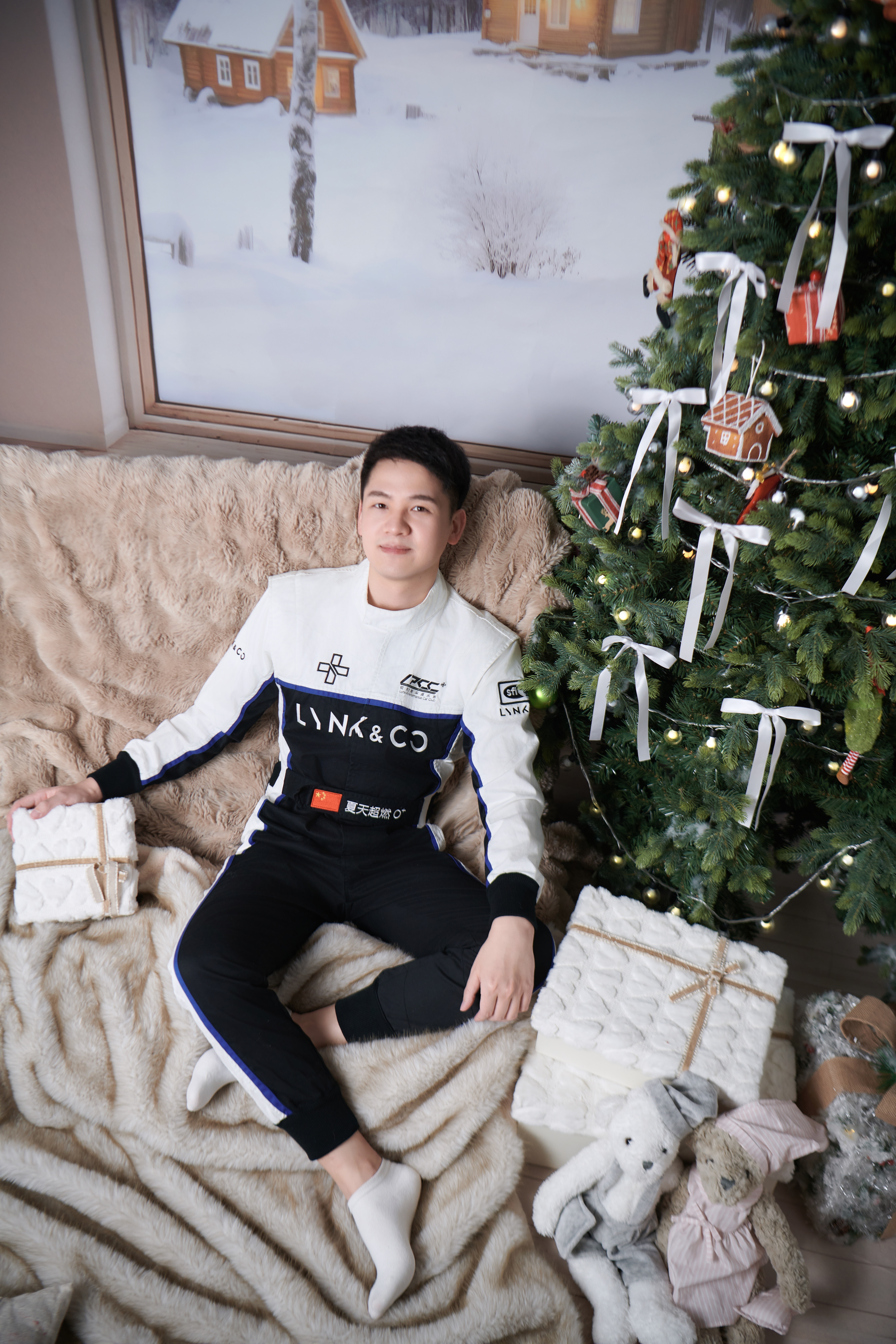 圣诞节的仪式感来了👏每年都会拍一组照片，每年的风格也都不一样，今年是赛车手赢得