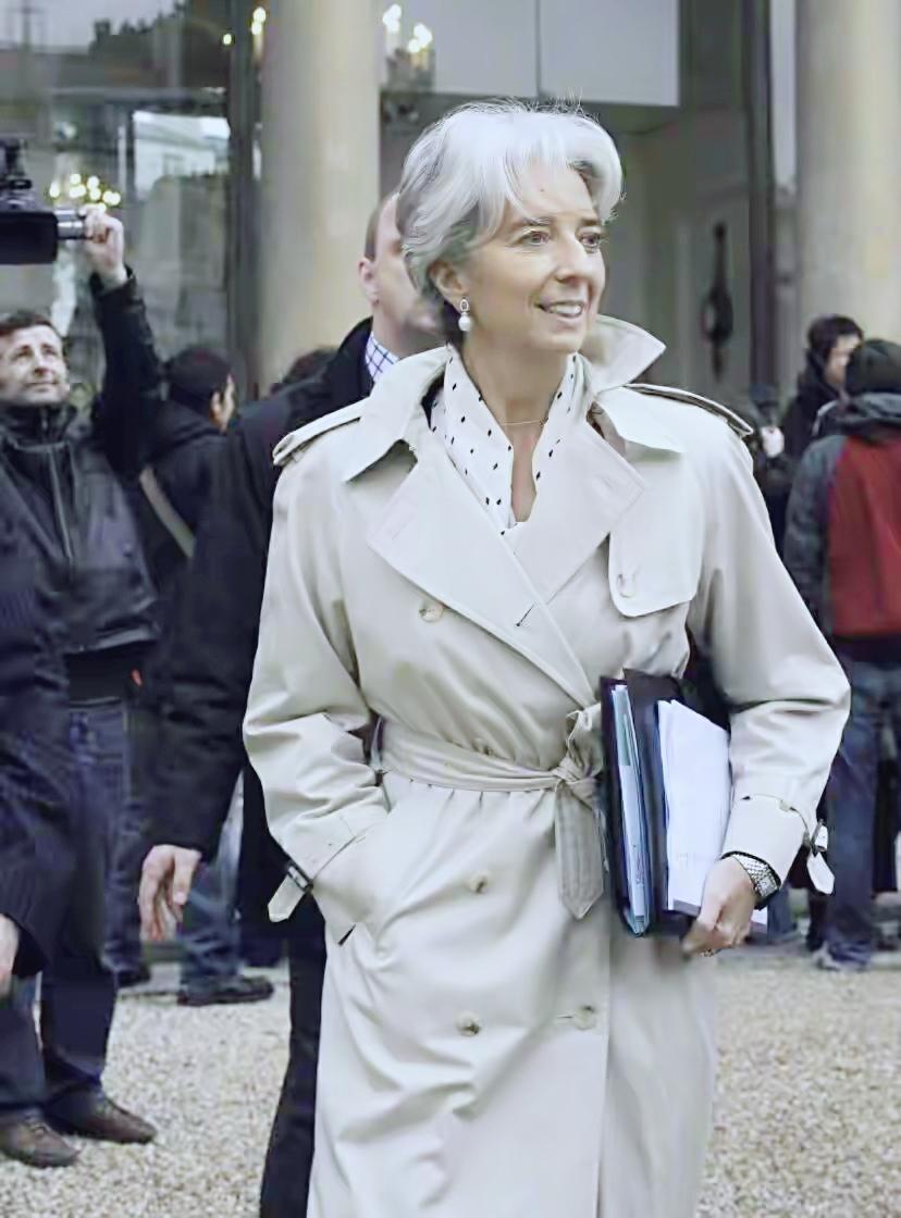 欧洲央行行长拉加德认为欧元区经济有所改善，在输美商品关税大幅上扬的情况下，受内需