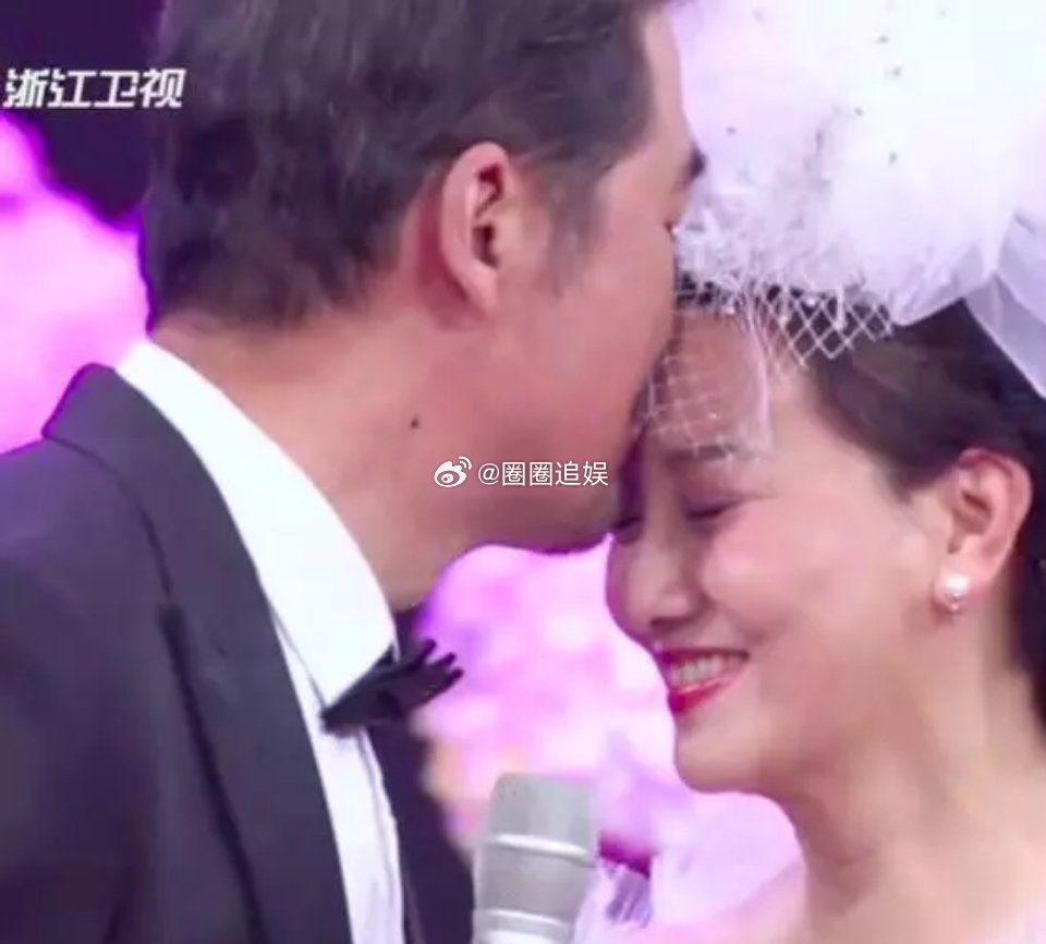 在一个夜深人静的夜晚，33岁的邓婕，含情脉脉对睡一旁的张国立说：“老公，我想要个