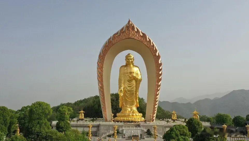 极乐世界太超乎常人想象
谁能证明 在十万亿佛刹之遥远的地方 有一个极乐世界、 有