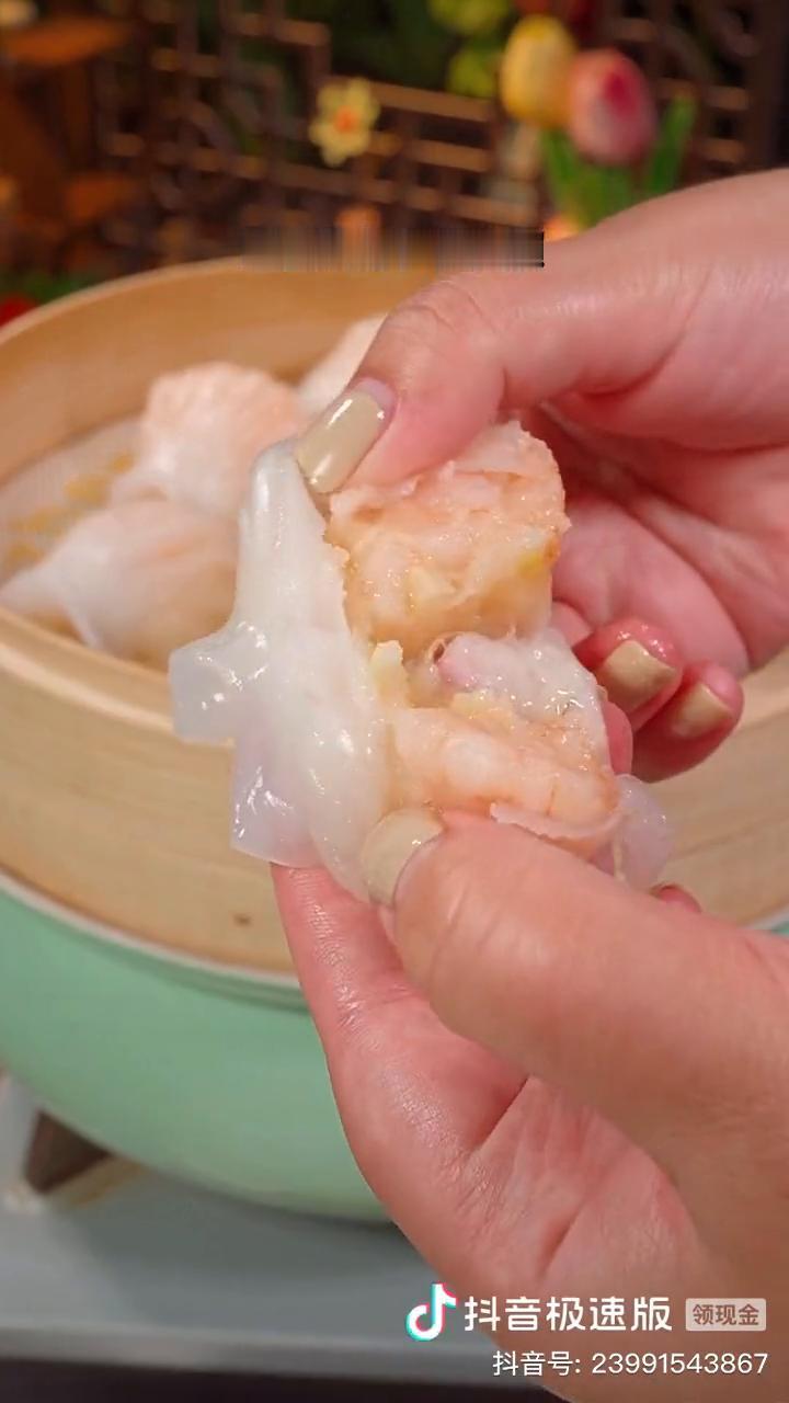 水晶虾饺。
每次去茶餐厅，我家闺女必点的水晶虾饺现在在家就可以吃上了。虾饺个大饱