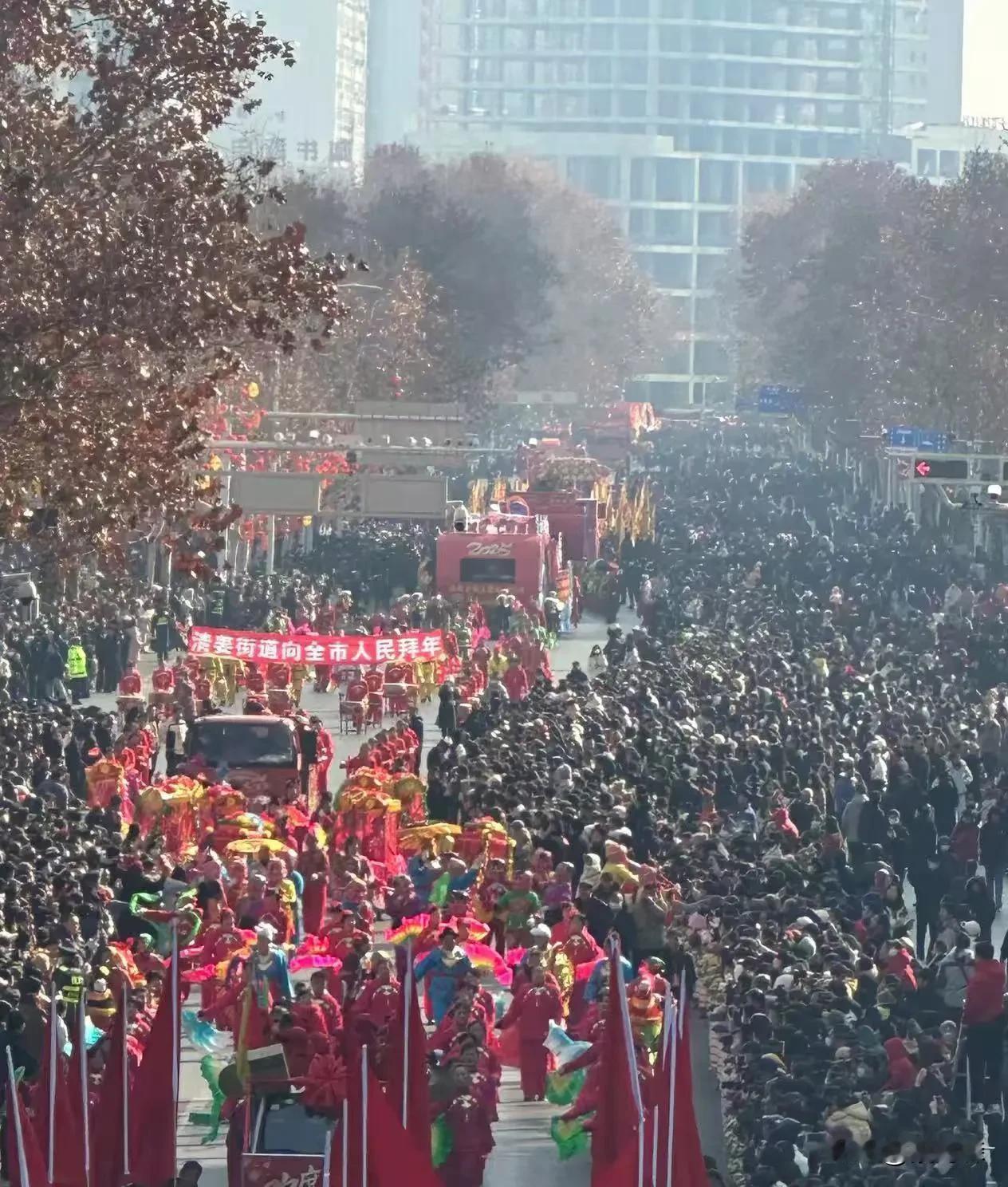 今天上午，宝鸡市老商业街——经二路重现昔日的人气和繁华景象了。
     今天是