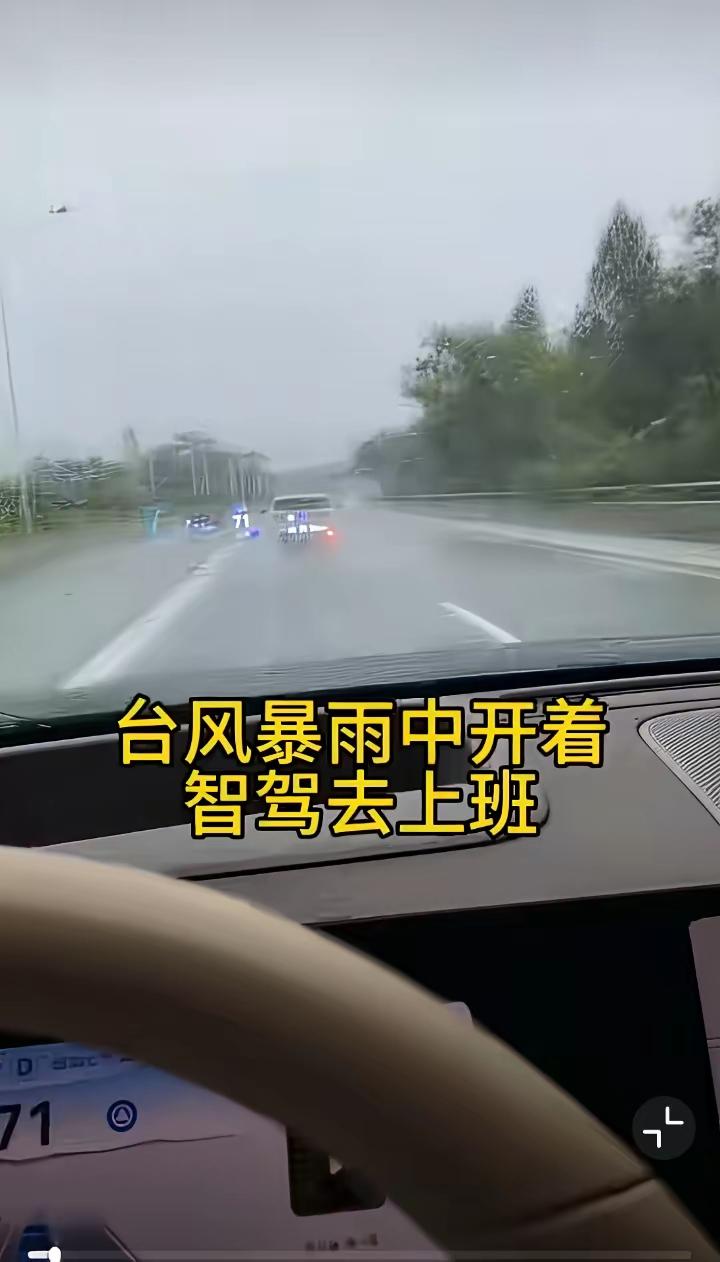 9月24日桦加沙台风扑过来时，谁也没想到余承东会开着问界M8往单位冲。视频里狂风