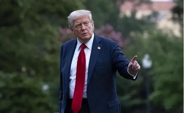 滴酒不沾成为特朗普为数不多的优点之一。特朗普幸亏不爱好饮酒。以他的性格和一张大嘴