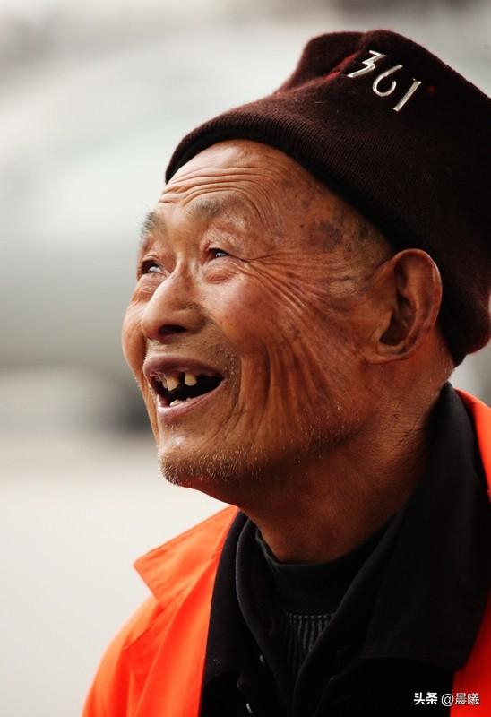 清洁工这份职业，哪有什么丢人不丢人。社会上有些人带着职业偏见，觉得清洁工不体面，