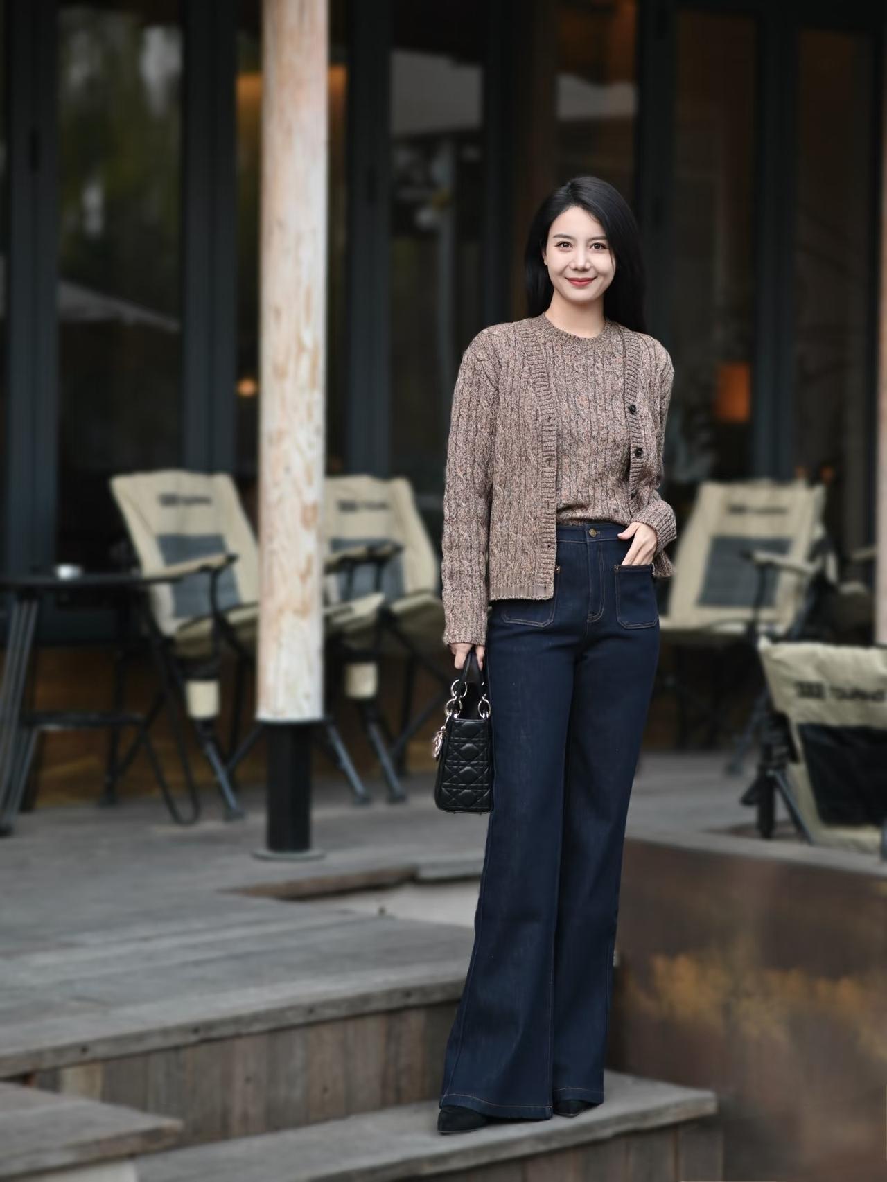 高级感穿搭，温柔风穿搭。驼色羊毛开衫搭配直筒微喇牛仔裤，高级感十足！