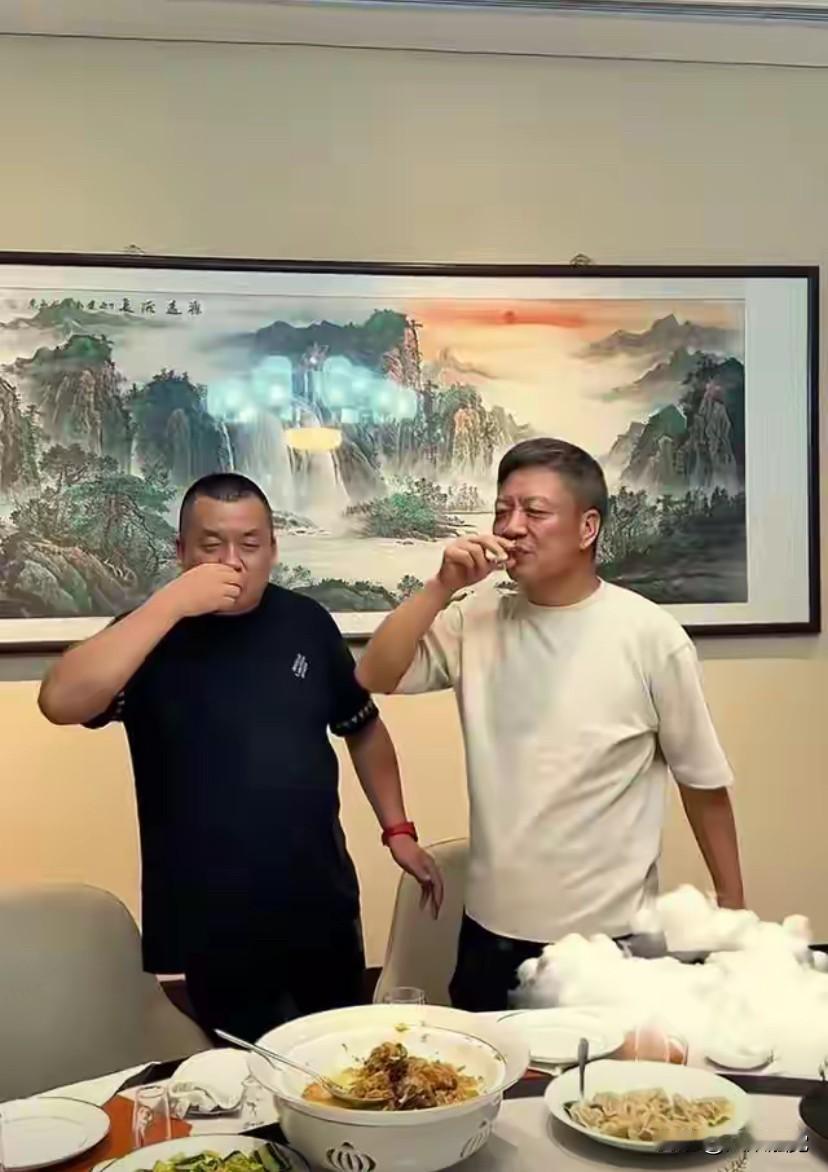 看上去菜不怎么样，喝酒的人都有份量，连千亿富豪融创老板孙宏斌都站起来喝酒的饭局，