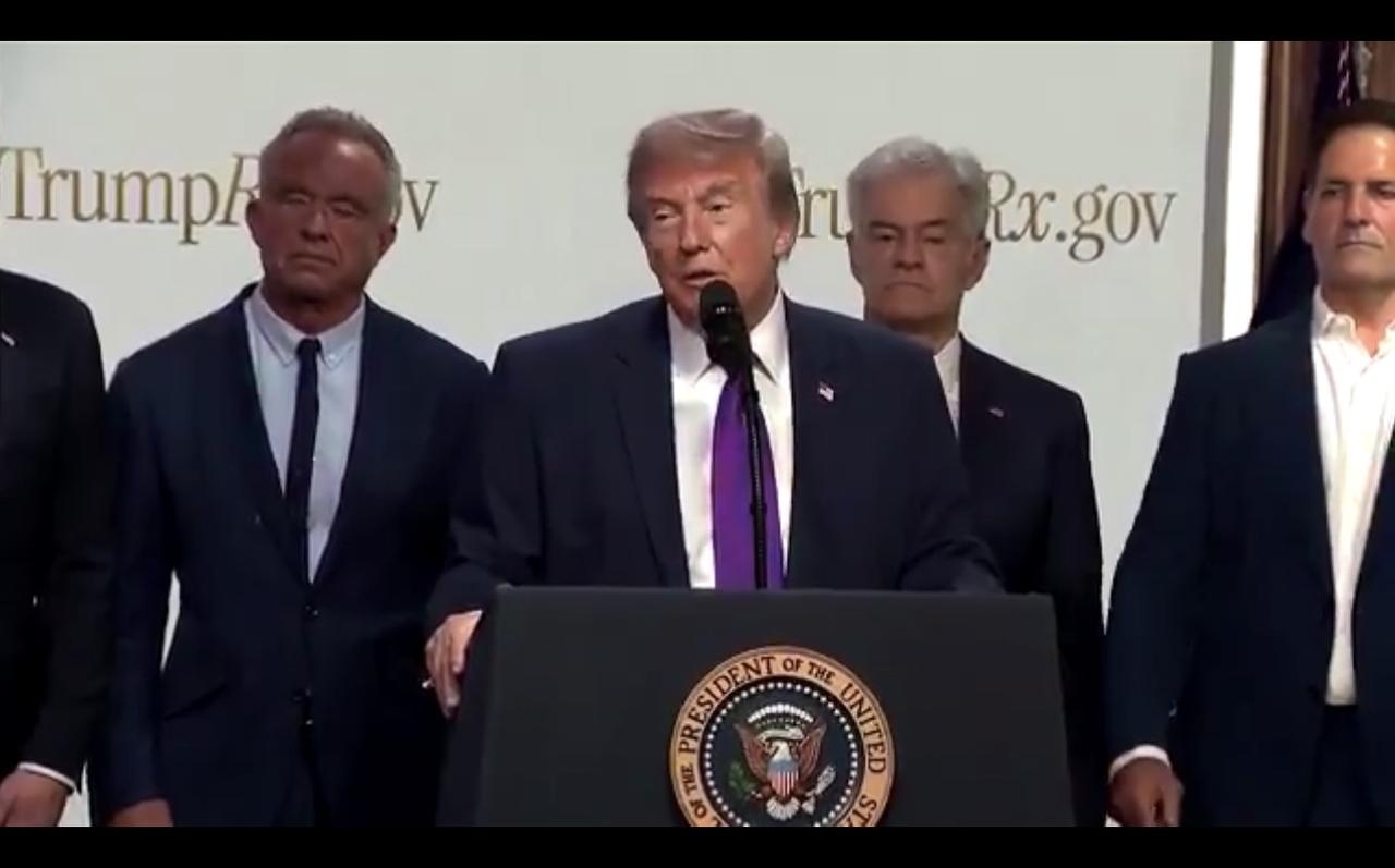 美国总统特朗普表示，在德黑兰向华盛顿发送和平提议后，他已暂停了对伊朗的计划攻击，