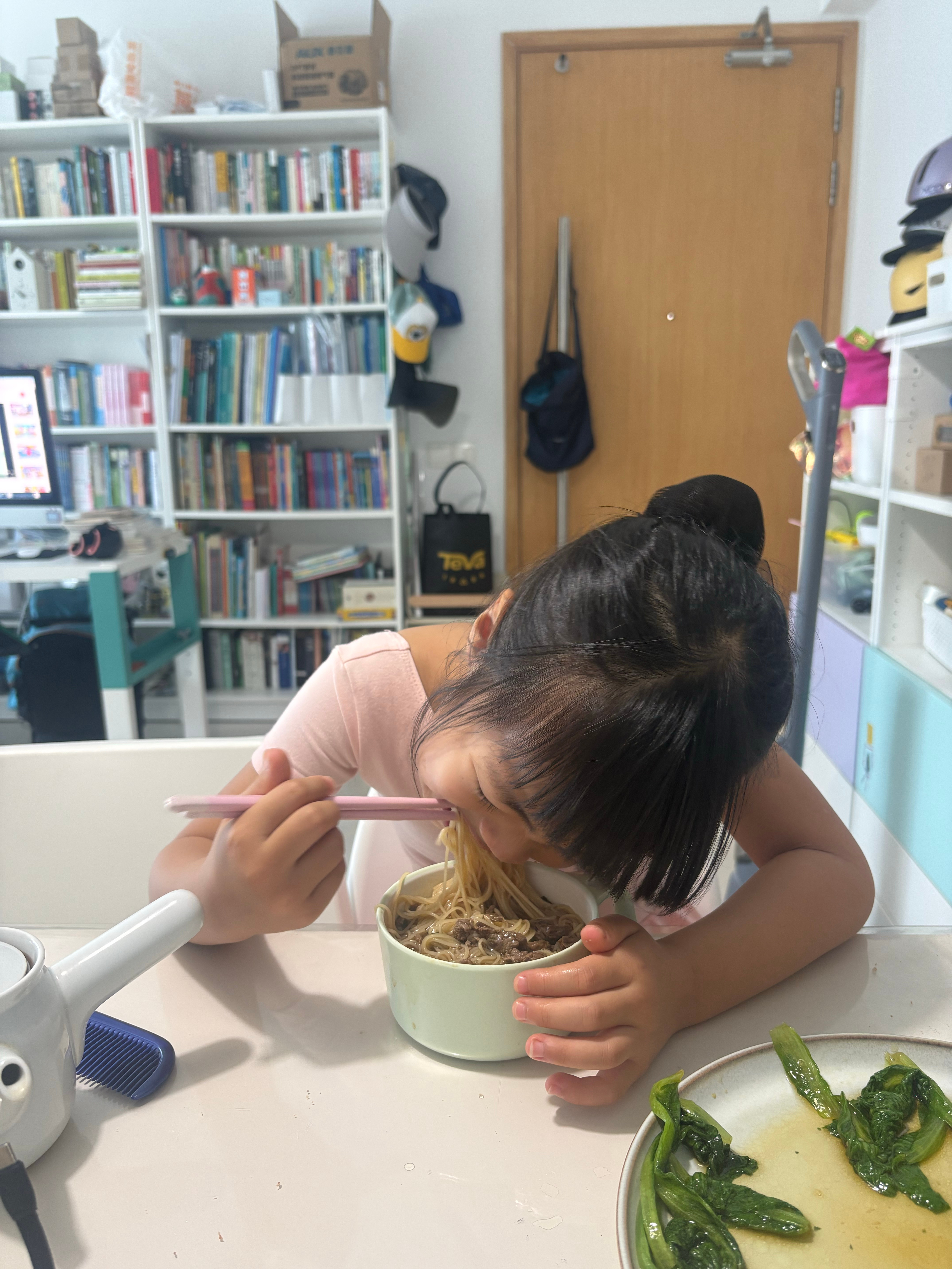 他俩都不想出去吃饭，只好自己来。生疏了，搞了一个多小时才开饭，妹已经饿得悄悄吃了