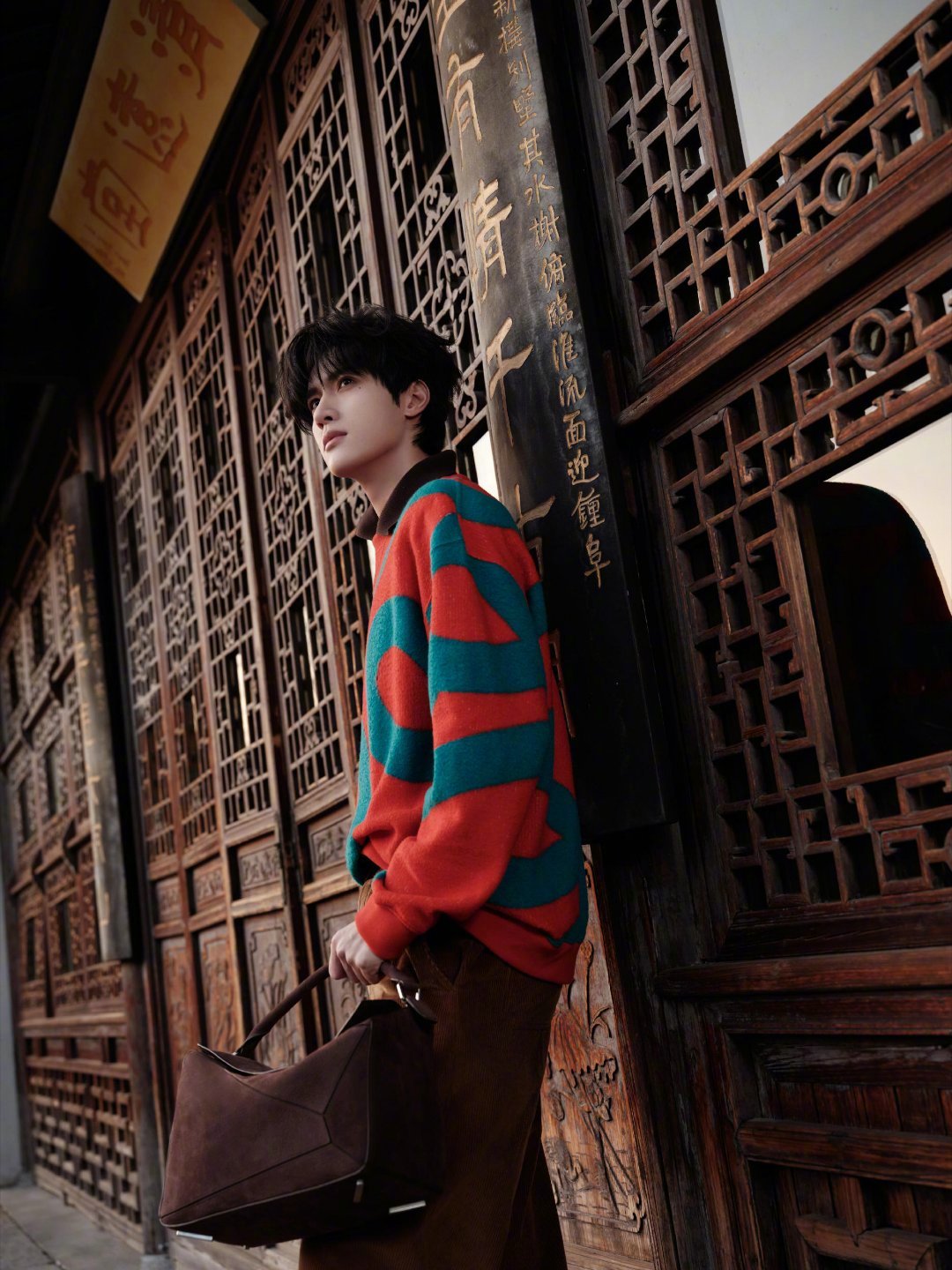 展轩亮相LOEWE罗意威举办的“盏盏新年灯会”活动。他身穿品牌2026春夏系列服