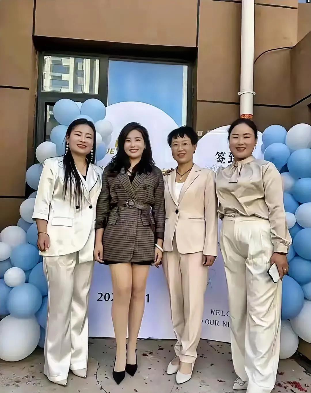 就看这形象气质，满脸的笑容，你说你是从小被拐卖的苦命女人，打死我都不相信。#杨妞