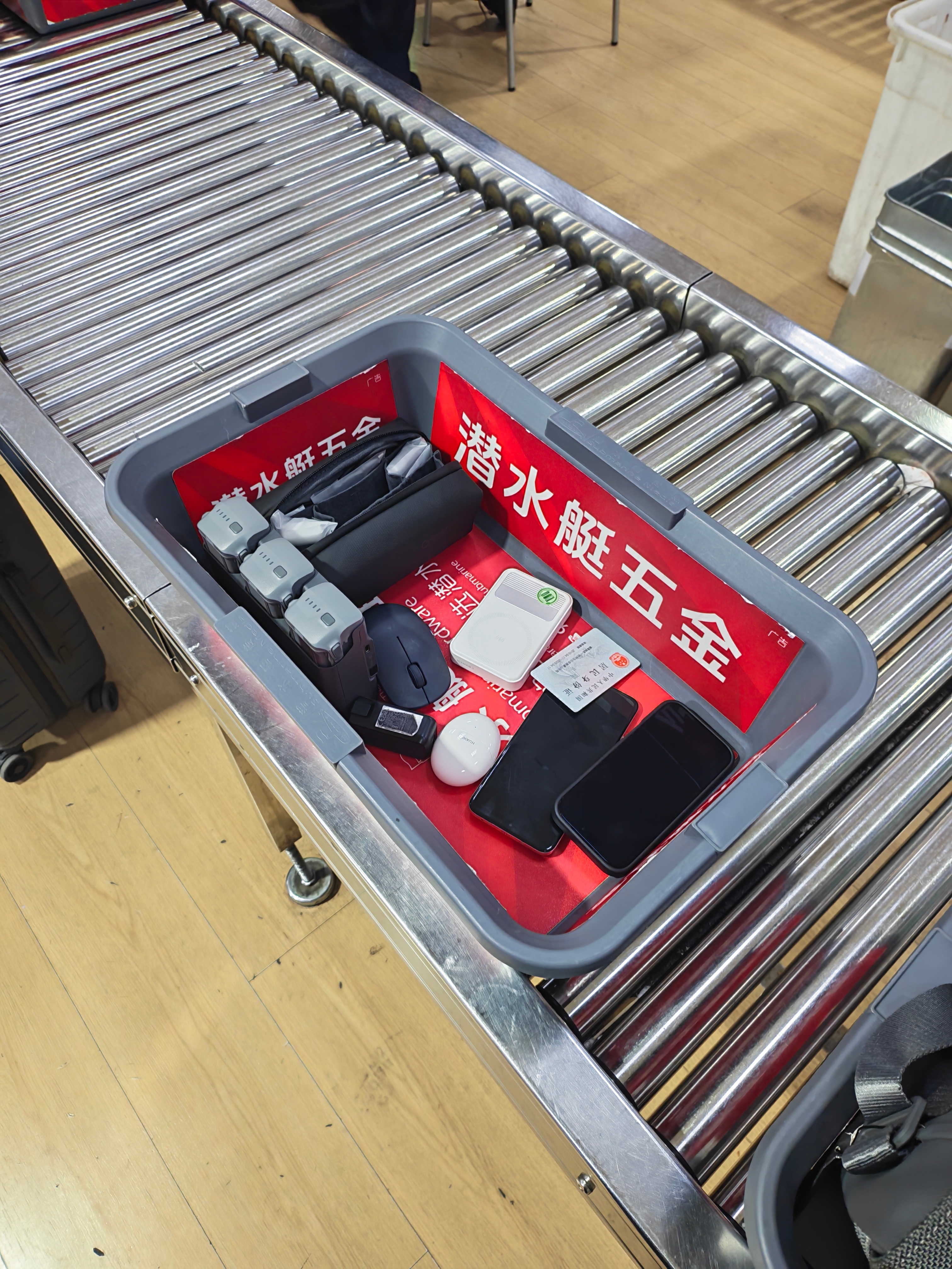 每次新疆返程行李都要大查特查话说最近航空公司不让乘客把充电宝放行李架上了，都让乘