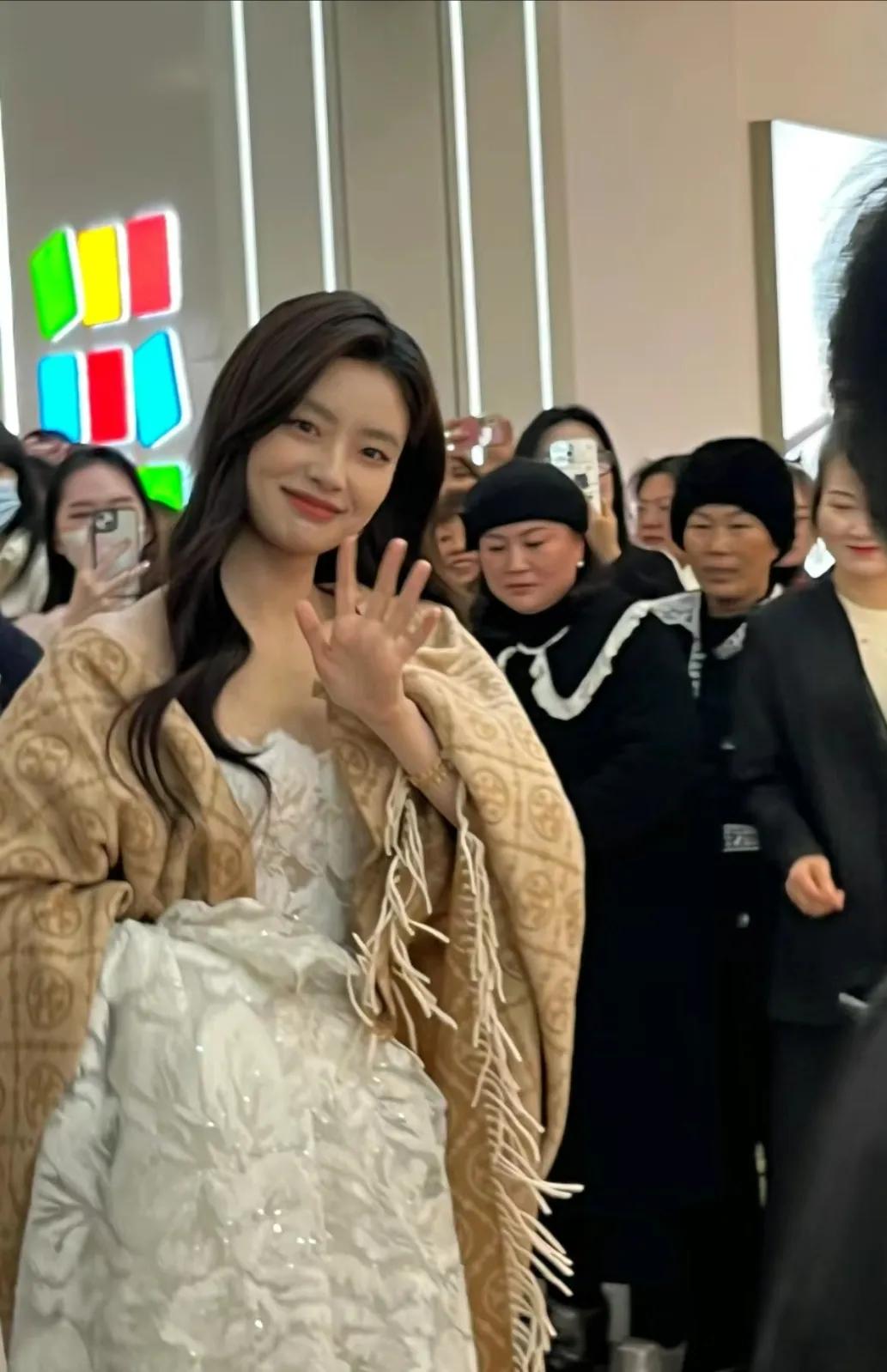 永旺偶遇徐若晗，本人好美啊！比电视屏幕上还要好看，长得挺有辨识度的，皮肤很白很细