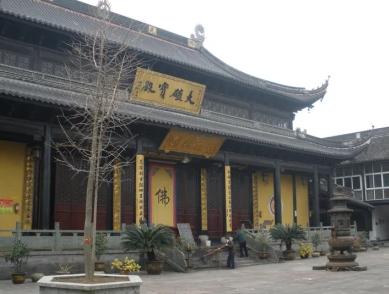 1946年，新四军把后方医院放在淮安一个千年古寺里，在安装电话线时，竟然发现了一