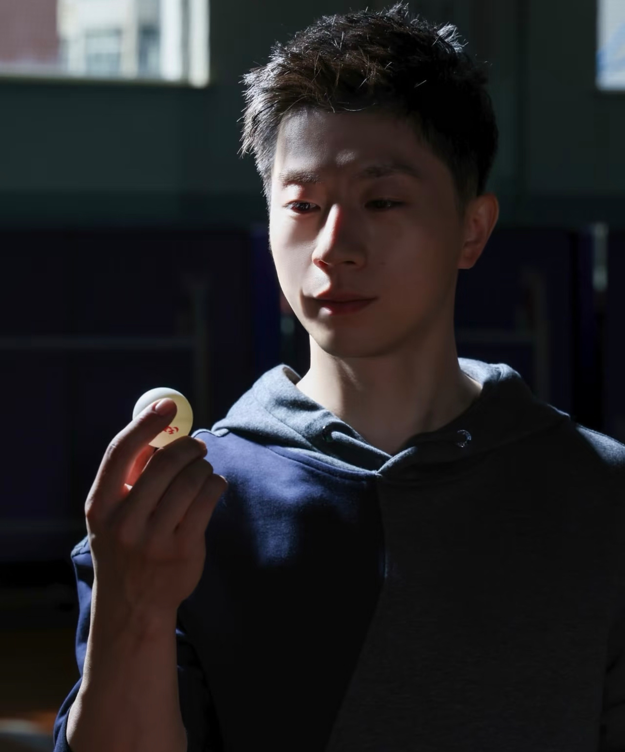马龙体面面对网上热议的调侃，马龙没有分毫计较，反而主动在梁靖崑动态下留言“该吃吃