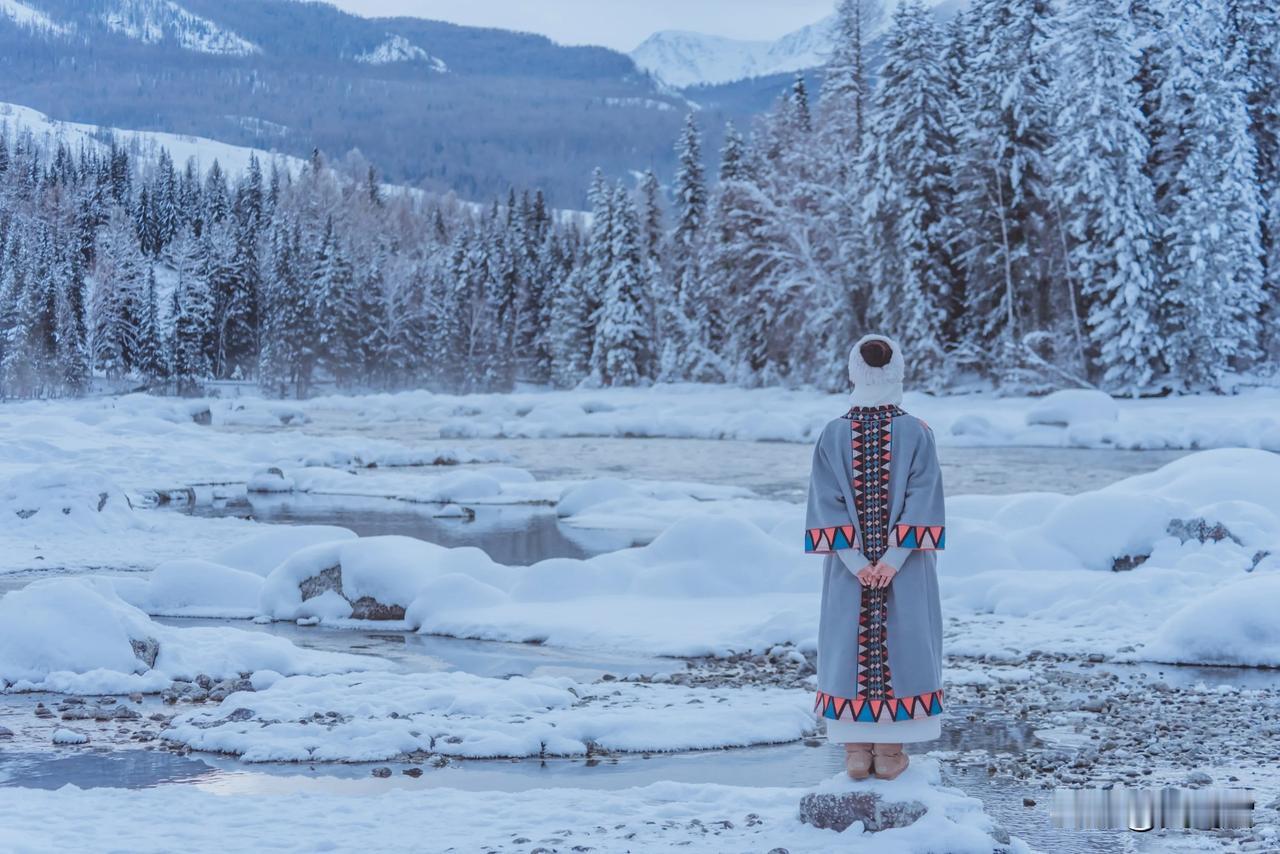 千里冰封，万里雪飘的北国风光在这里表现得淋漓尽致。喀纳斯此刻又是一片白雪茫茫。