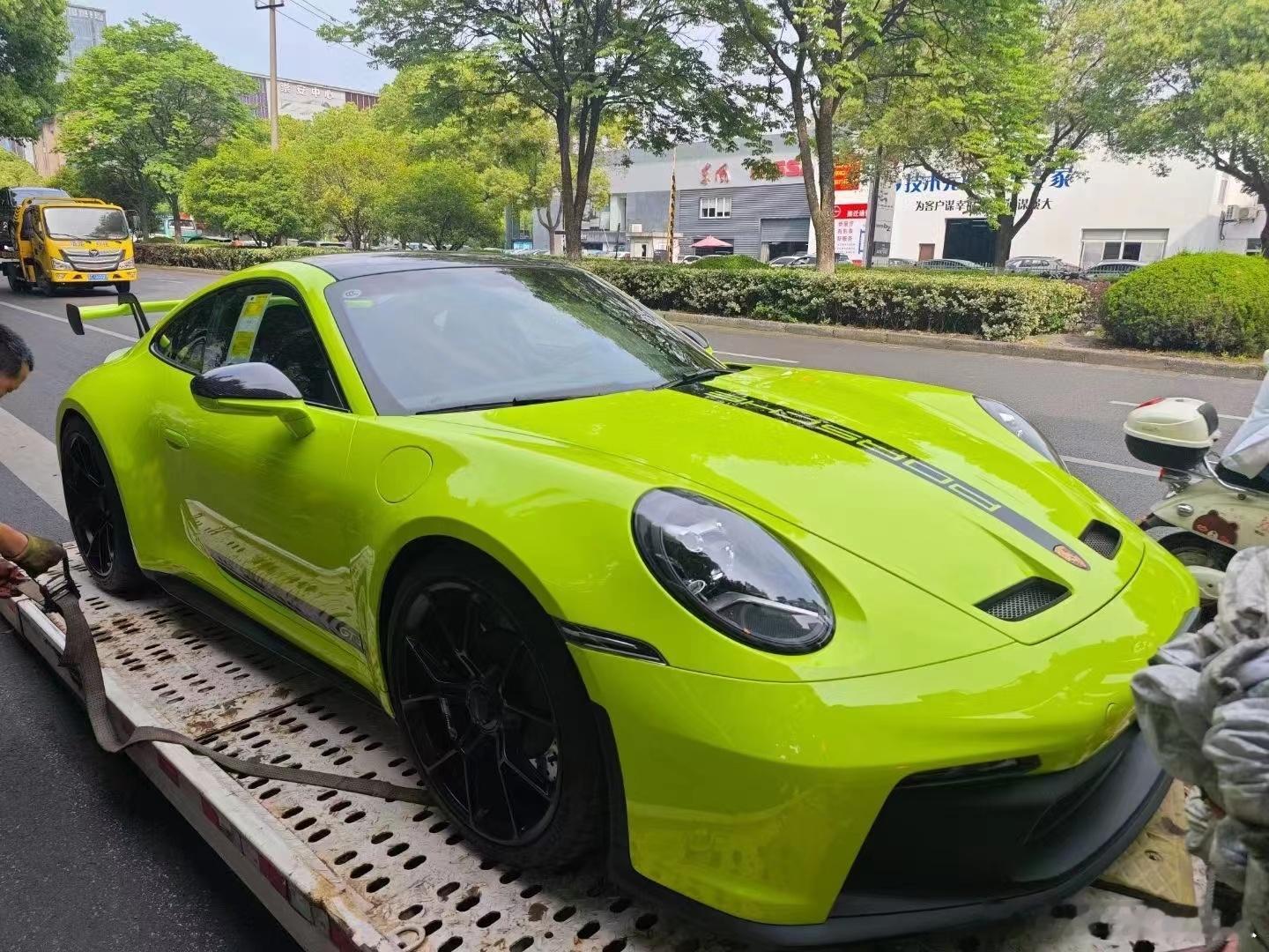 保时捷992  GT3，手动MT，原车网球黄，带透明车衣 ​​​