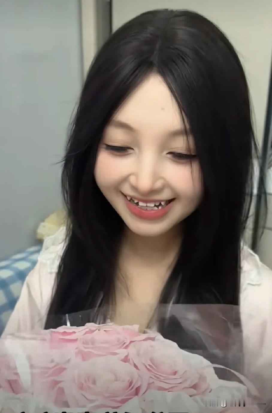 七夕这天，厉怀远的堂弟金牌翻译向女友小土豆送花表白，直言低谷时幸好有她相伴。刚在