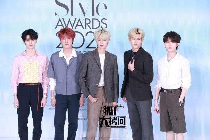 粉丝给登陆少年elle风尚大典所佩戴的珠宝做了价格汇总，现在这个也要比了吗[允悲