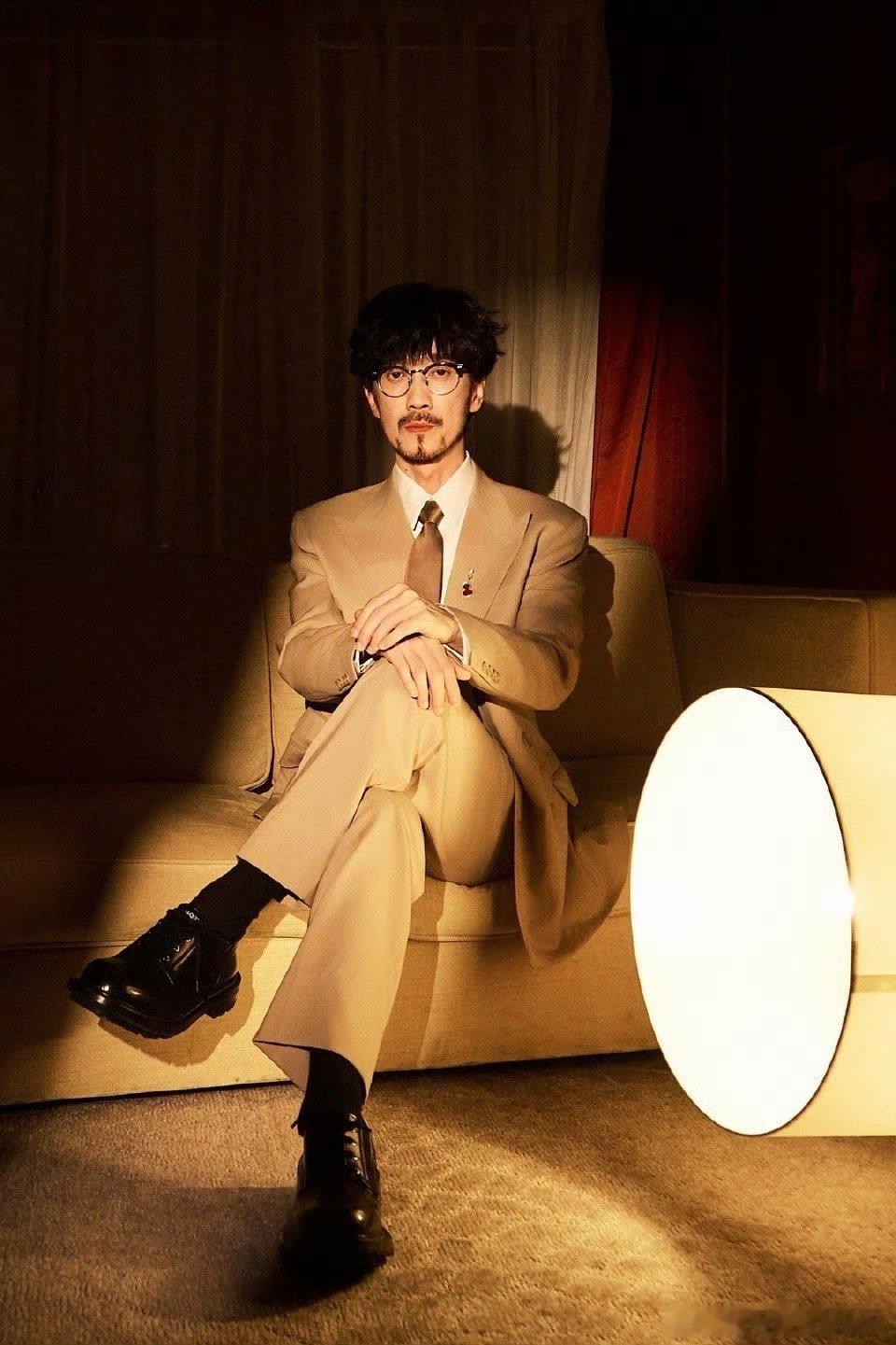 周传雄春晚独唱领衔金曲串烧 这一段必须单曲循环！周传雄的春晚独唱清澈灵动，吉他弹