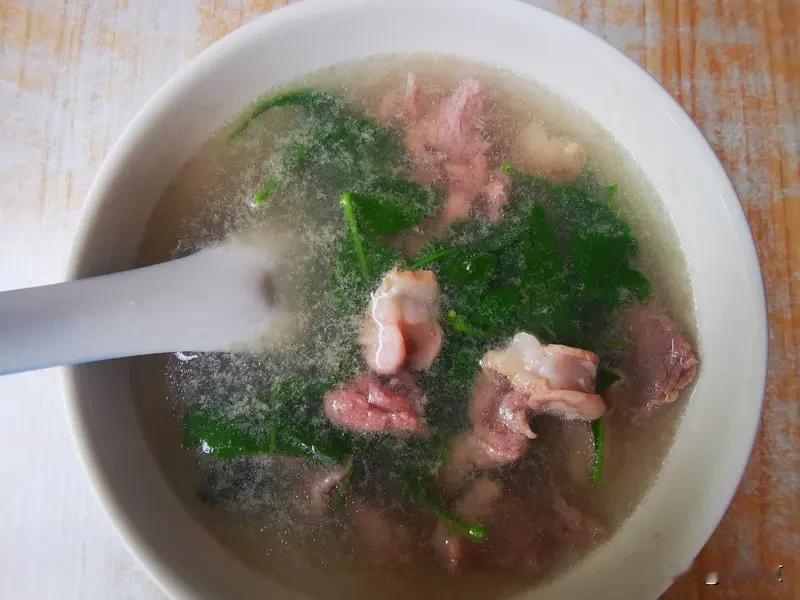 早餐就是标配腌面+三及第汤，香得很。
中午吃了盐焗鸡和酿豆腐，都是家常味道，特别