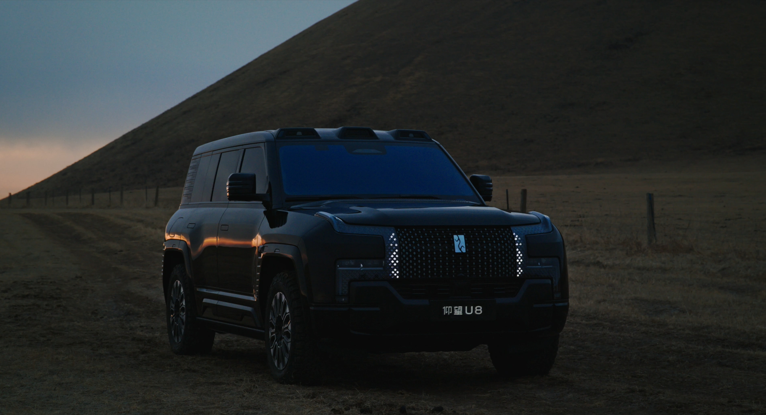 提车不去4S店还能在哪？直接开进火山腹地——这便是仰望U8的交付仪式感。仰望这次