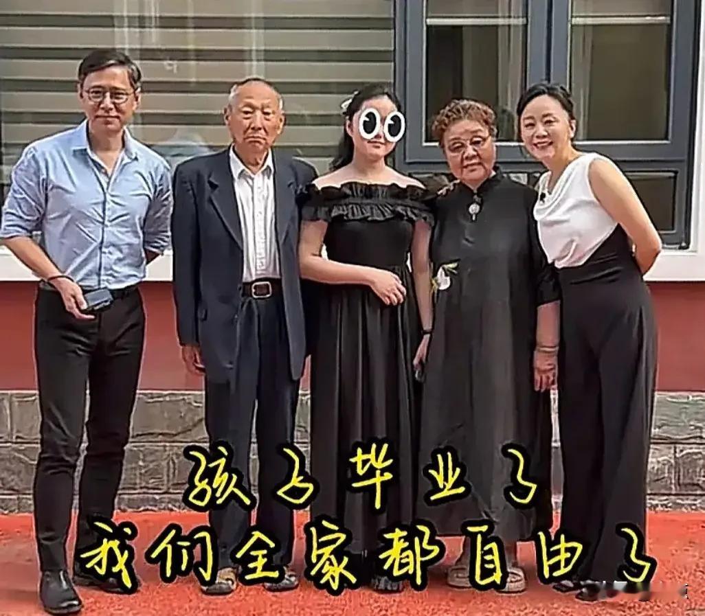 不知不觉间，高鑫和王一楠的女儿高家宝已经年满18岁，即将独自拖着行李箱远赴海外，