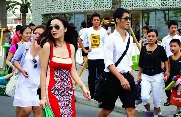 2026年初夏的上海，一场国际顶奢品牌的春夏大秀正在直播。镜头扫过舞台中央那位女