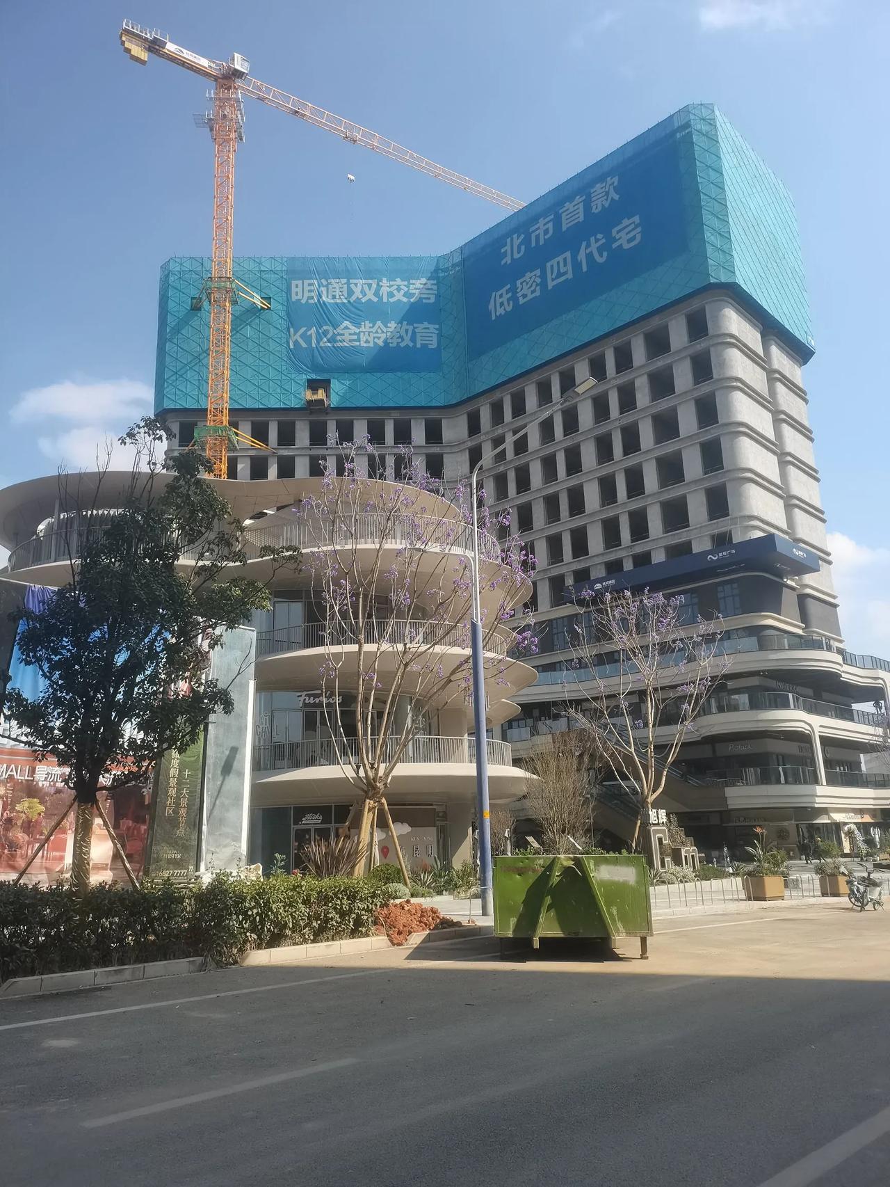 北部汽车站边上沣源路这个旭辉广场建到地上一层，两年多了节目没有动静。现在正常施工