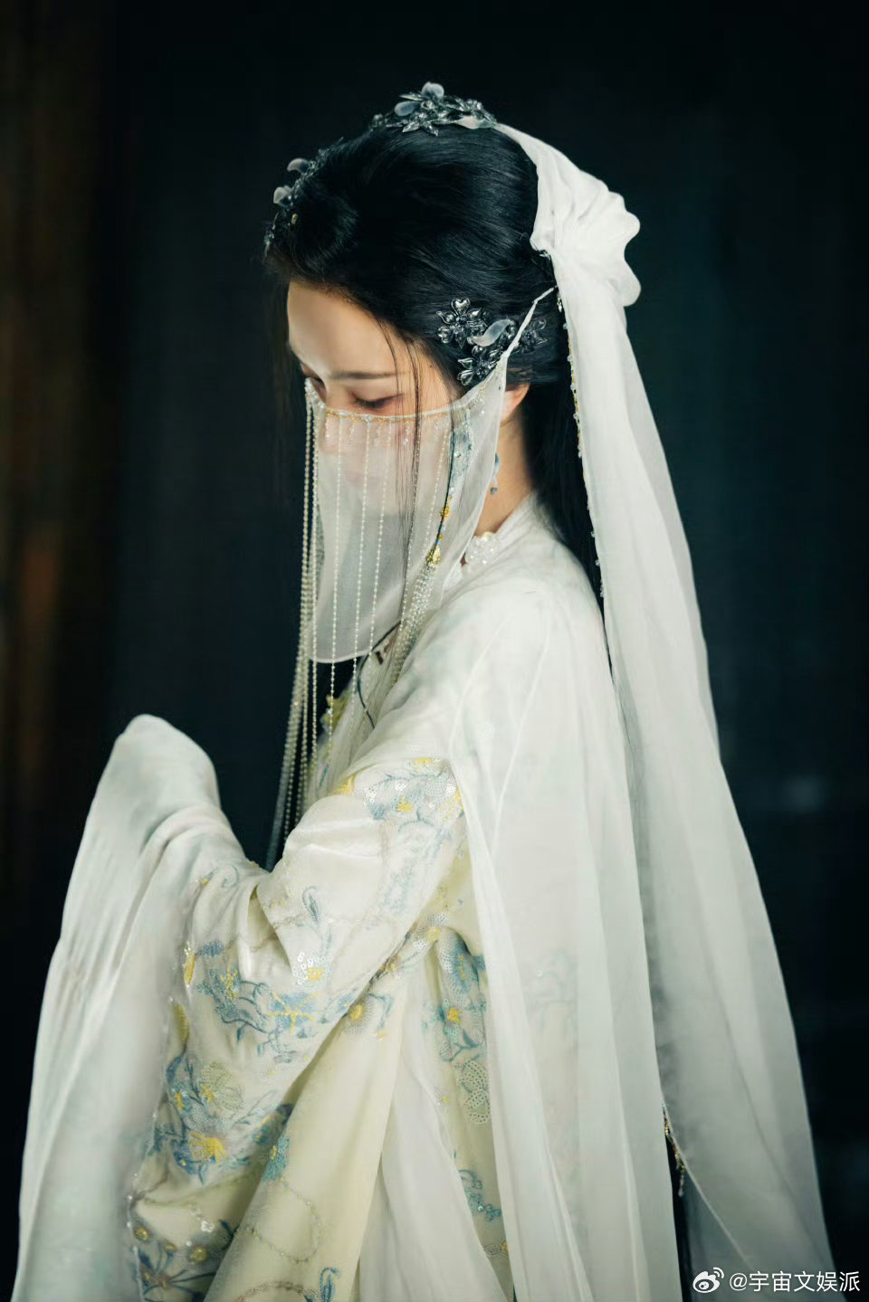 陈都灵古装美成啥了月鳞绮纪定档谁懂啊！陈都灵在《月鳞绮纪》里的妆造太绝了！珠链遮