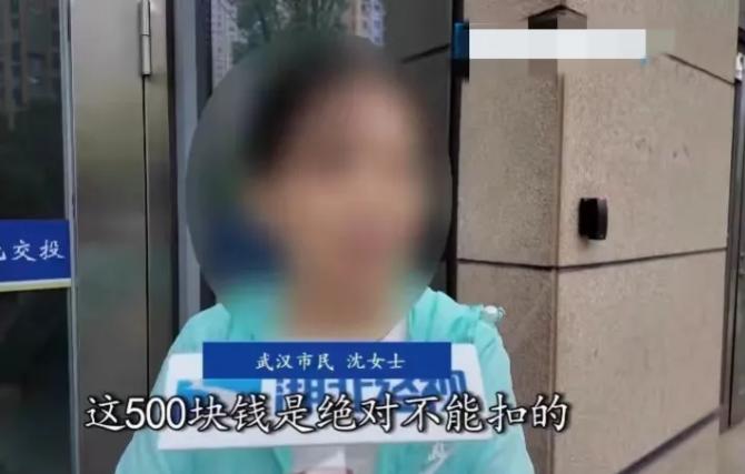 湖北武汉，饭店的保洁阿姨看到剩饭剩菜倒掉可惜，就打包了一些带回家，没想到，公司以