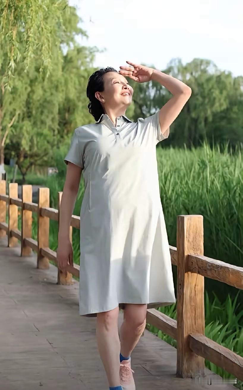 快60岁的马羚跳起舞来还是那么有滋有味，风韵犹存。
想当初这可是一个风云人物，又