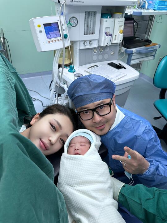 五年剖仨娃 感动的是 这一胎大叔选择了陪产